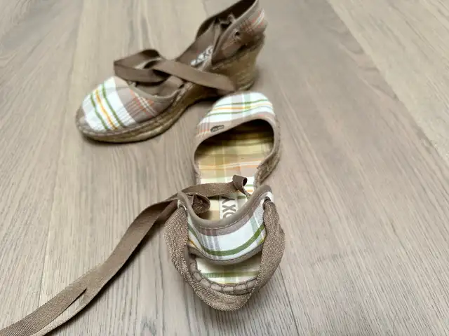 Women’s size 6 Roxy shoes in Women's - Shoes in City of Toronto - Image 4