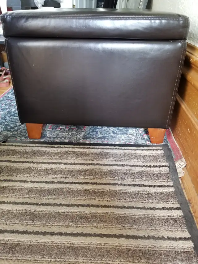 Leather ottoman in Home Décor & Accents in City of Montréal - Image 6