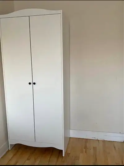 Il est possible de suspendre les vetements sur la tringle. A une profondeur suffisante pour recevoir...