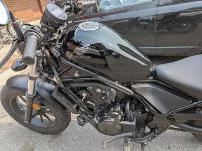 HONDA REBEL 500 ,TRES BAS KILO, BATTERIE NEUVE , CHANGEMENT D'HUILE ET DU FILTRE A AIR, TOUJOURS A L...
