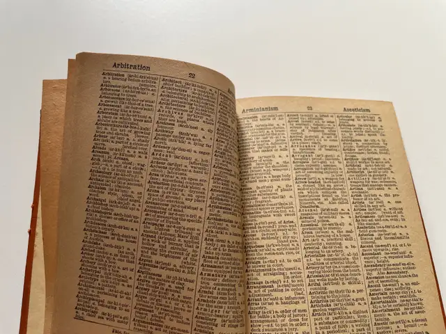 Collin's Pocket Dictionary Pronouncing 230 Illustrations64959974247809123