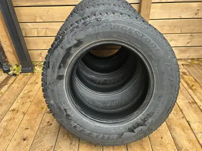 4 pneus BRIDGESTONE BLIZZAK DM-V2 dimension 215/70R16 en très bon état, reste 8/32 de gomme, environ...