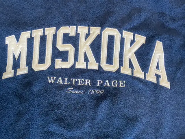 Walter Page men’s medium sweatshirt, vintage Muskoka, blue in Men's in Oshawa / Durham Region - Image 4