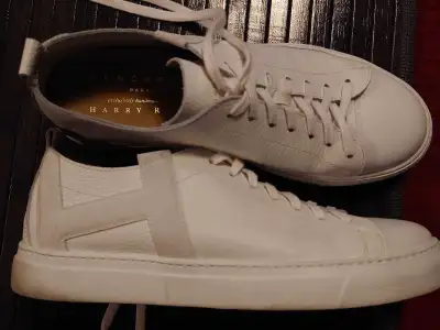Men's Henderson Byron (for Harry Rosen) white pebbled leather sneakers in size 40 European (about a...