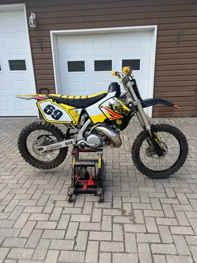 Fresh rebuild top and bottom one hour since rebuilt $3000. New graphics, grips, pad seat, plastic’s...