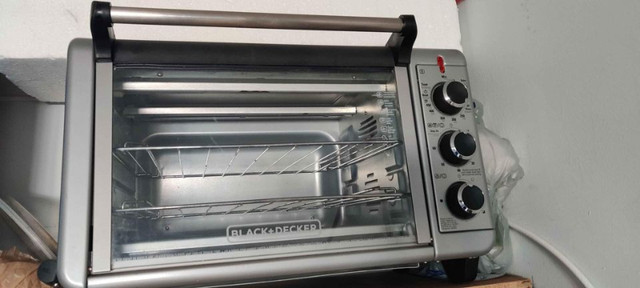 Very New! Black and Decker Convection Counter Top Toaster Oven. in Toasters & Toaster Ovens in Oakville / Halton Region - Image 2