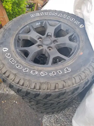 LT 255/75r17 Firestone destination MT/2 idéal pour la trail, aucune patch, aucune fissures, perd pas...
