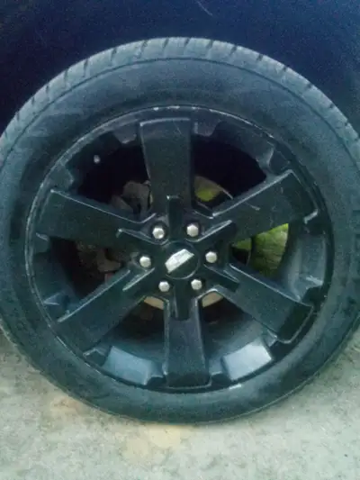 Stock 22" black GM rims with Cadillac centres. Off a 2016, a little scratching around the edges, but...
