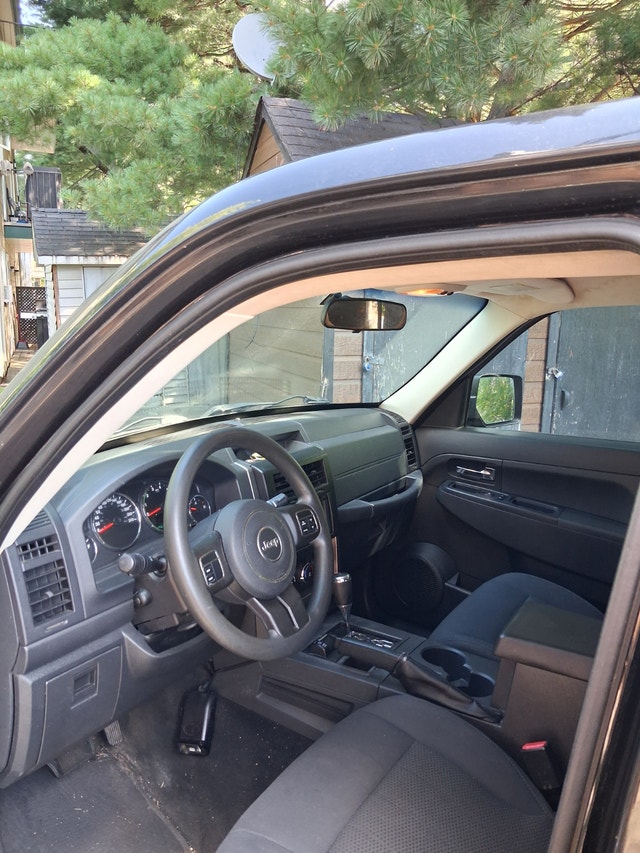 Jeep Liberty Sport 4x4 2012 – 196 200 km – 6 400 $ — photo 3