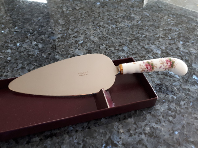 Royal Albert Bone China Old Country Roses Pie/Cake Server in Arts & Collectibles in Markham / York Region - Image 4