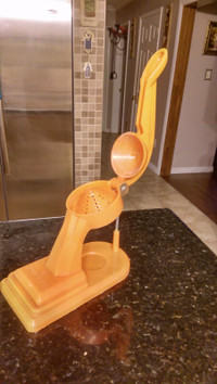 Sale: durable European style citrus squeezer