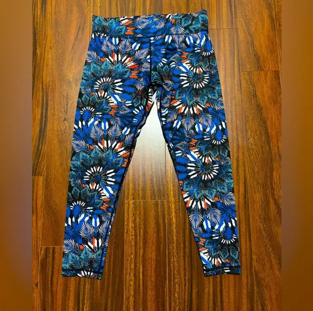 MINKPINK women’s large Move 7/8 leggings feather leaf print blue in Women's - Bottoms in Oshawa / Durham Region - Image 2