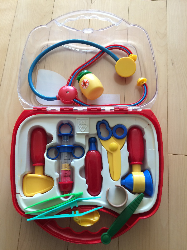 Kids doctor suitcase (Klein) - 11 pieces in Toys & Games in Oakville / Halton Region - Image 3