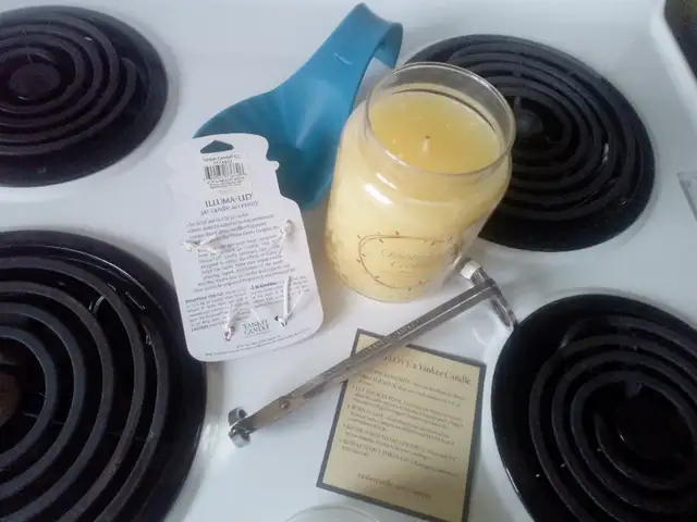 Yankee Candle Christmas large jar with accessories in Home Décor & Accents in Barrie - Image 3