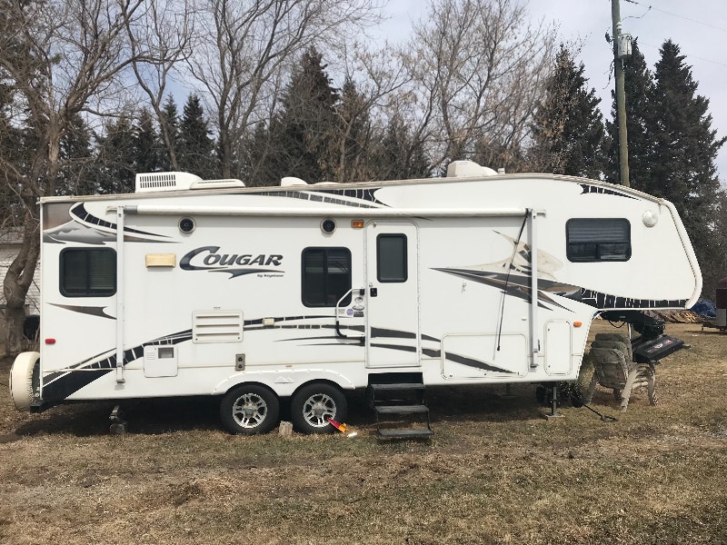 Hitch included 28 foot Holiday trailer. 2006 cougar fifth wheel