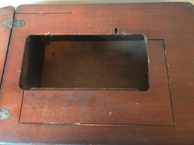 ancien meuble de machine à coudre dans Autres tables  à Ville de Montréal - Image 4