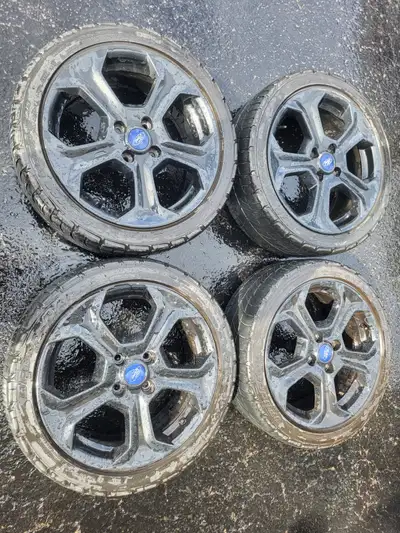 4 Pneus BFGoodrich 215-45-17 , Mags Ford Fiesta Noir 4 x 108 avec TPMS., lire description, pneus bon...