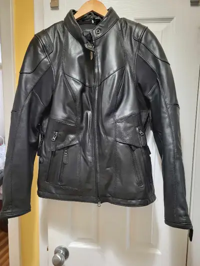 This is ladies large HD FXRG leather jacket. FXRG is the best riding gear that Harley makes. Its in...