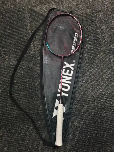 Racket in very good condition comes with new grip and bag.