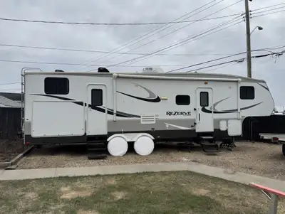 2015 Crossroad Reserve ZF-31-BH Fifth Wheel 31’ Bunkhouse Model Electric Jacks Frame Welded Rear Hit...