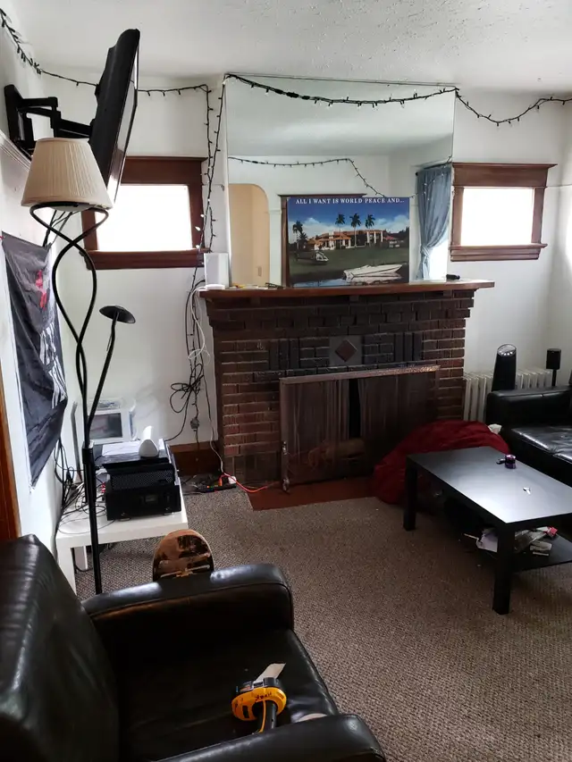 6 BDRM house nice area April 1 call 4168974445 Christie-St.Clair