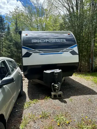 Vous cherchez à voyager en famille dans le confort ? Ce Heartland Pioneer BH270 (2022) est idéal pou...