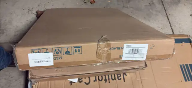 BilBil Electric Standing Desk With Lockable Wheels, 32*24 Inch in Desks in Sarnia - Image 4