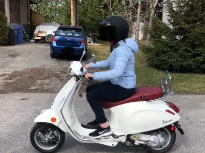 Vespa blanc,12 000km, 2e propriétaire ,vient avec pare-brise, speedomètre ne fonctionne plus et il y...