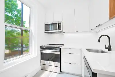 Adjacent Westmount 4 1/2 apartment