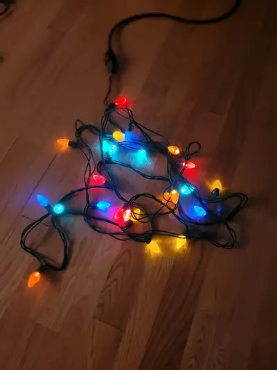 LUMIÈRES DE NOËL* 6 SÉRIES DE 16 PIEDS  DE 25 LUMIÈRES LED * $45, View more