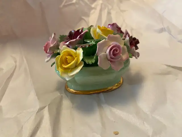 Denton China Floral Arrangement in Home Décor & Accents in Mississauga / Peel Region - Image 2