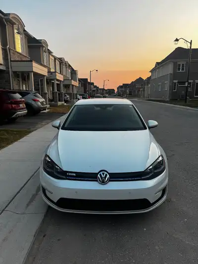 2017 Volkswagen e-Golf Comfortline – Fully Electric Clean 2017 e-Golf, drives smooth and very cheap...