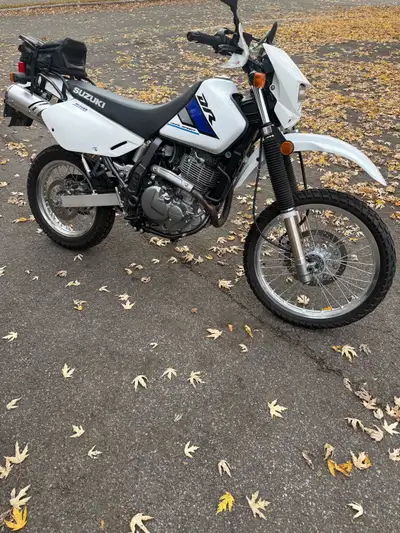Suzuki DR 650 2022 faible kilométrage en parfait état, cette moto est équipée d’un porte-bagages. Id...