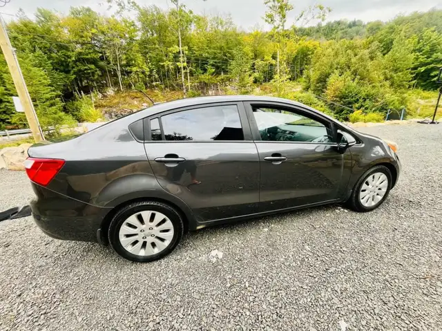 Kia Rio 2012 in Cars & Trucks in City of Montréal - Image 4