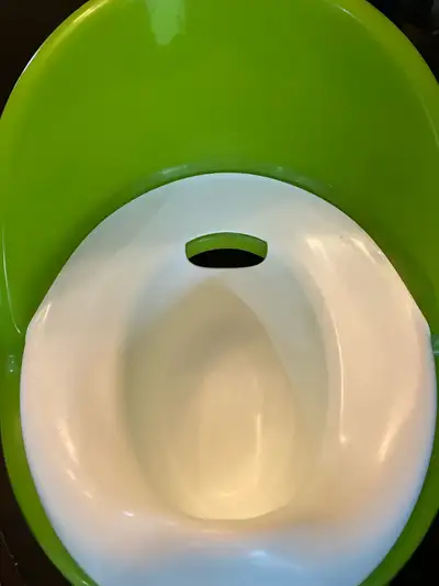 Petit pot pour enfant très pratique et léger pour l’intérieur ou l’extérieur. Facile à laver. Je dem...