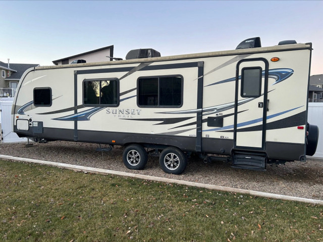 2015 28BH sunset trail by crossroads in Travel Trailers & Campers in Medicine Hat