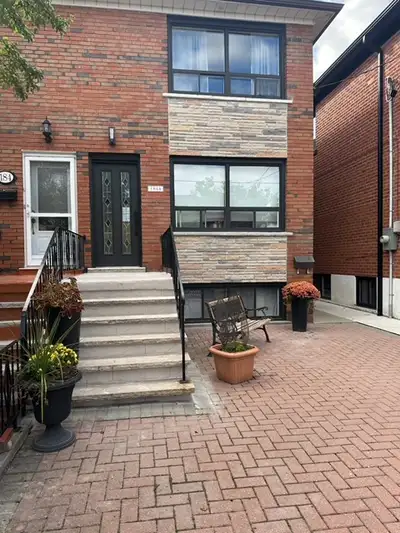 Fully furnish Master bedroom queen bed, large window, large closet, locate in the second floor of th...