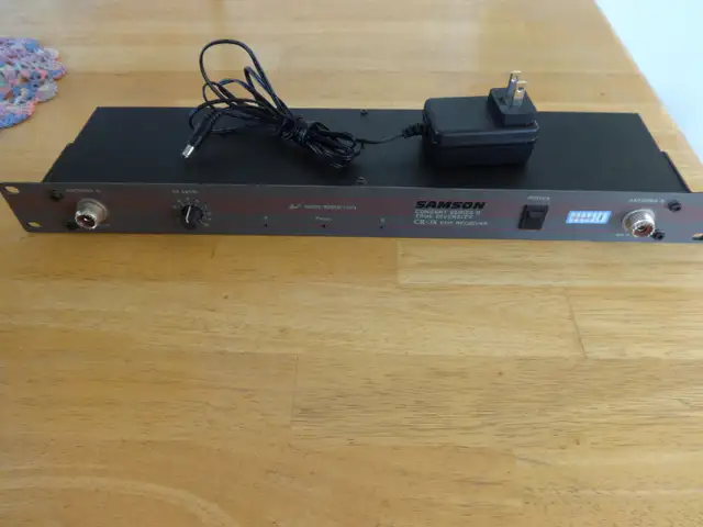 Samson Concert Series II CR-3X VHF Wireless Microphone receiver in Pro Audio & Recording Equipment in Markham / York Region - Image 11