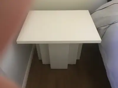 Deux tables de chevet blanche en mélanine, View more