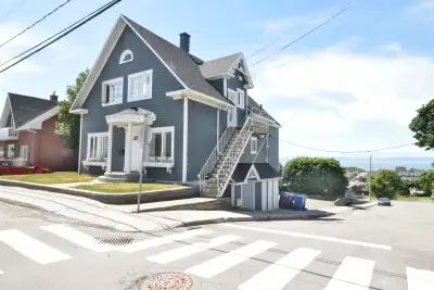 Superbe logement situé au rez-de-chaussée de 5 pièces et demie, entièrement meublé, offrant une vue...