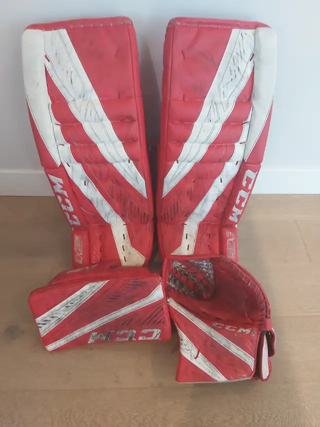 CCM Extreme Flex 4 Goalie Pads 31+1, Blocker and Glove in Hockey in Calgary - Image 2