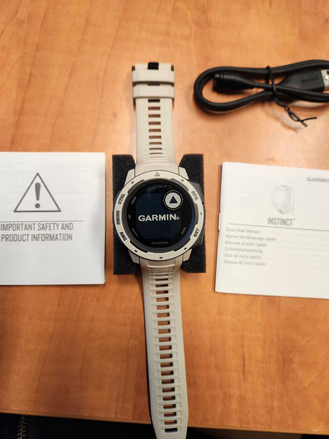 Garmin Instinct Smart Watch dans Bijoux et montres  à Saskatoon - Image 3