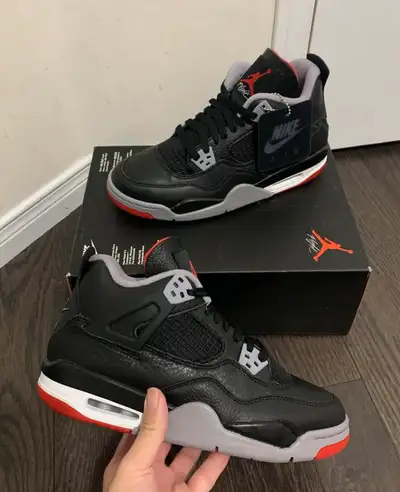 Brand new size 6.5 Youth, Fits size 8 Women’s. No top lid for the box.