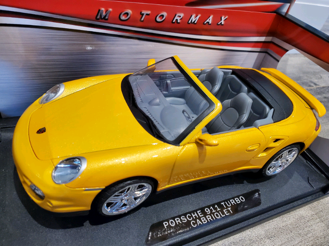 1:18 Diecast Motor Max Porsche 911 997 Turbo Cabriolet Yellow in Arts & Collectibles in Kawartha Lakes - Image 3