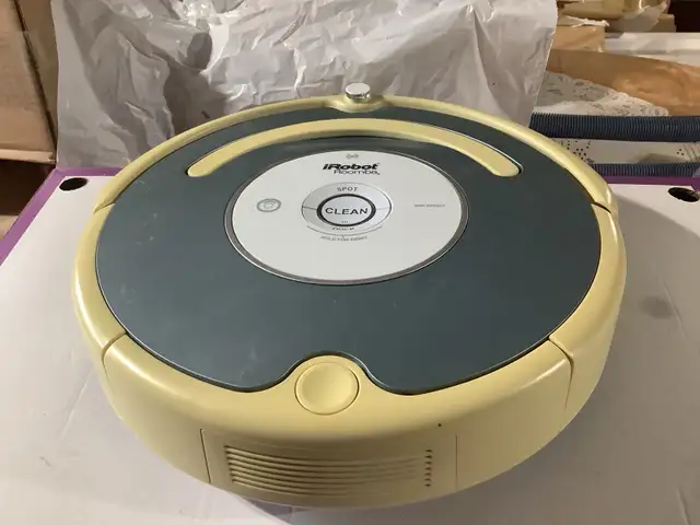 Vacuum Roomba in Vacuums in Ottawa - Image 2