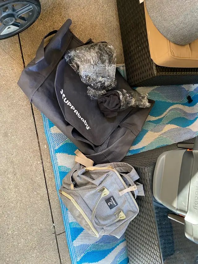 Uppababy Vista V2 stroller and bassinet ( car seat extra cash )  in Strollers, Carriers & Car Seats in Markham / York Region - Image 8