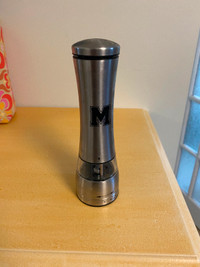 Battery-powered pepper grinder