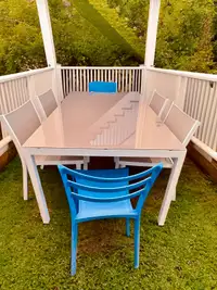 Outdoor/Indoor table and 6 chairs