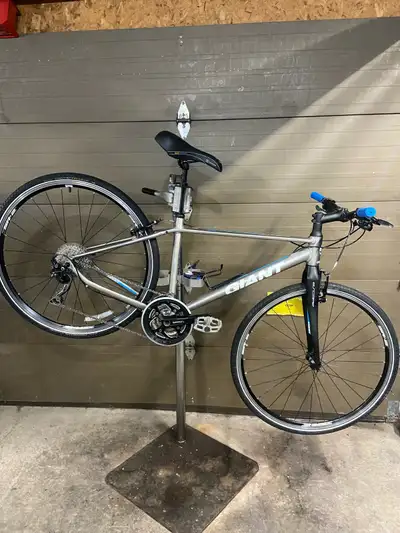 Small Giant Escape Hybrid Commuter Bike (700c Wheels), View more