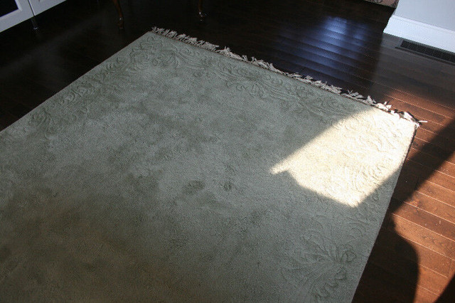 Luxurious - 8' x 5'  Thick, heavy, wool rug!! in Rugs, Carpets & Runners in Oshawa / Durham Region - Image 3